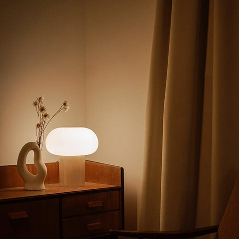 Vase sur table de nuit avec lumière tamisé