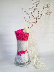 Vase transparent décorer avec du sable violet et blanc et avec des branches séchées et fleurs blanche