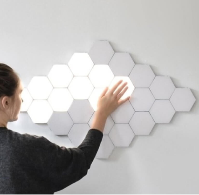 De hexagon led verlichting is een wandlamp die aanrakingsgevoelig is. De kleur voor deze led lamp is wit. 