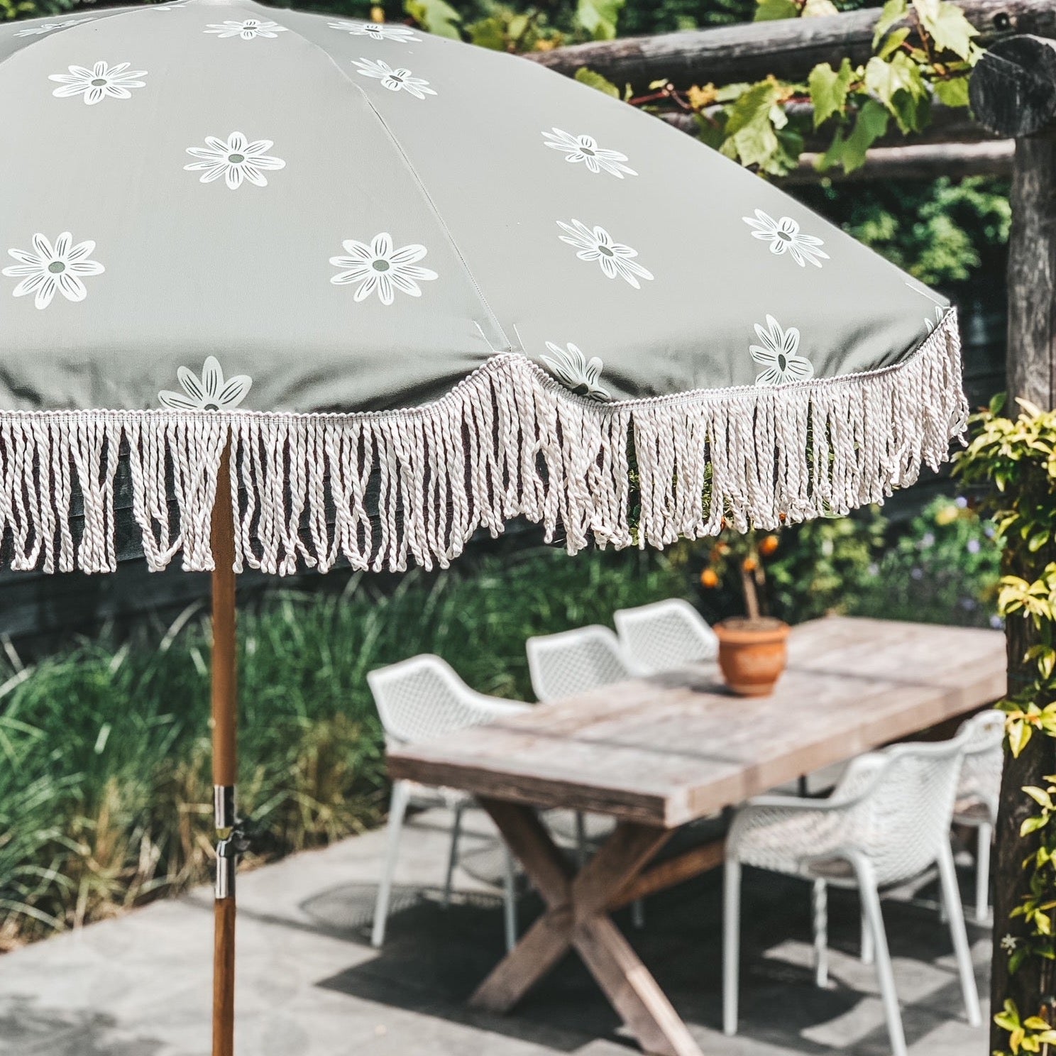 Verborgen regionaal verkopen Groene parasol witte bloemen en opbergtas - Embellish Living