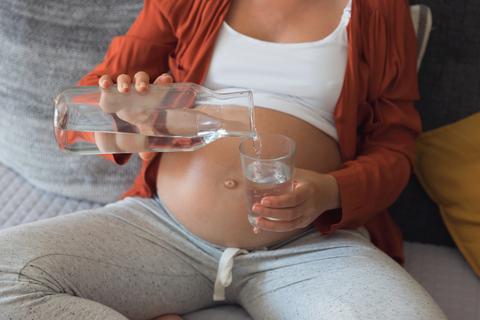 Wasser trinken Schwangerschaft