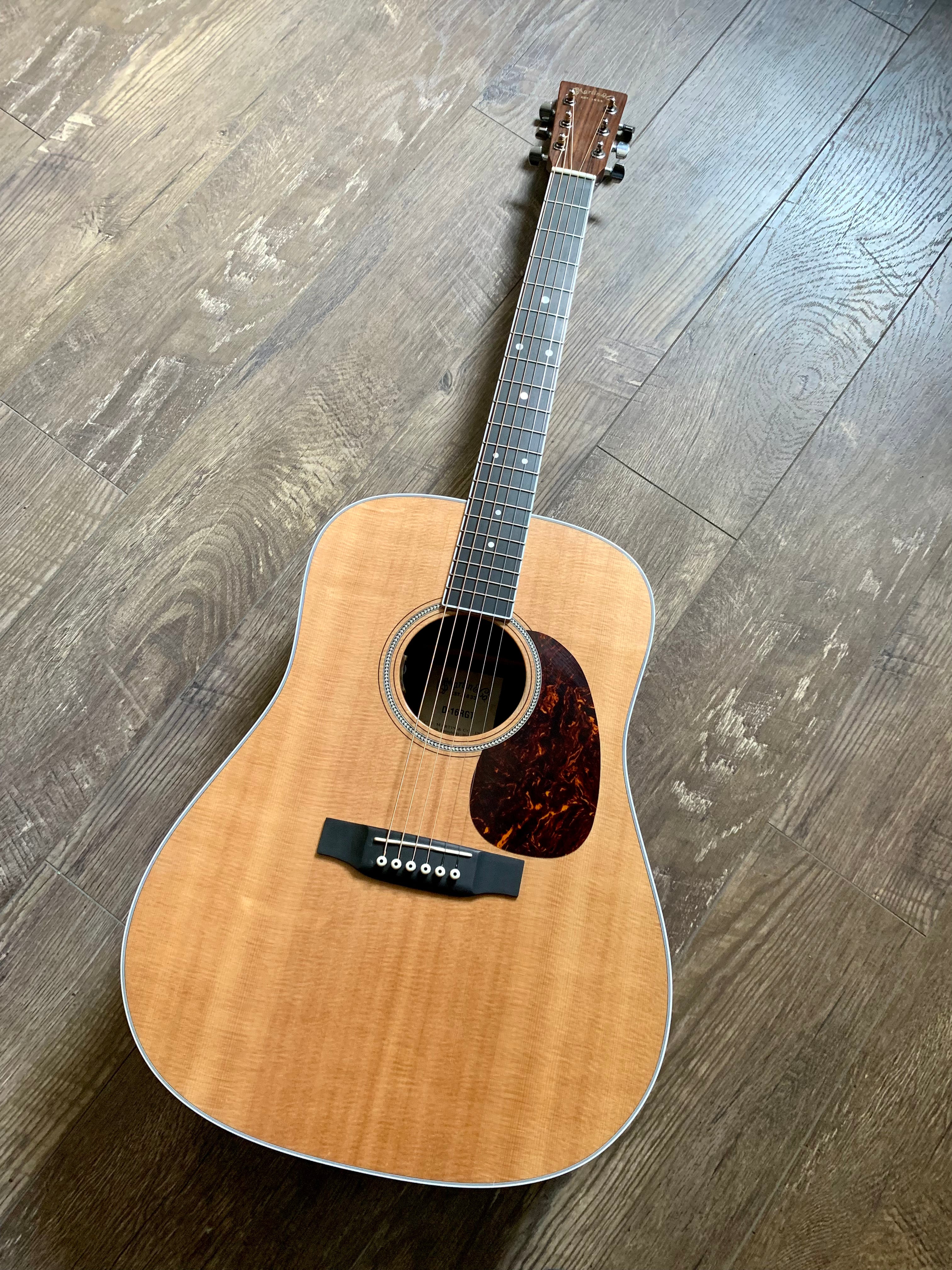 Used acoustic guitars: vintage, demo, trade in and consignment