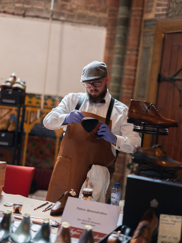 Neil McKenzie von Van Mourik Schoenen gab während des NK Shoe Shine 2022-Wettbewerbs eine Patina-Demonstration.