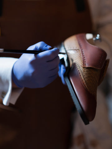 Neil McKenzie von Van Mourik Schoenen gab während des NK Shoe Shine 2022-Wettbewerbs eine Patina-Demonstration.