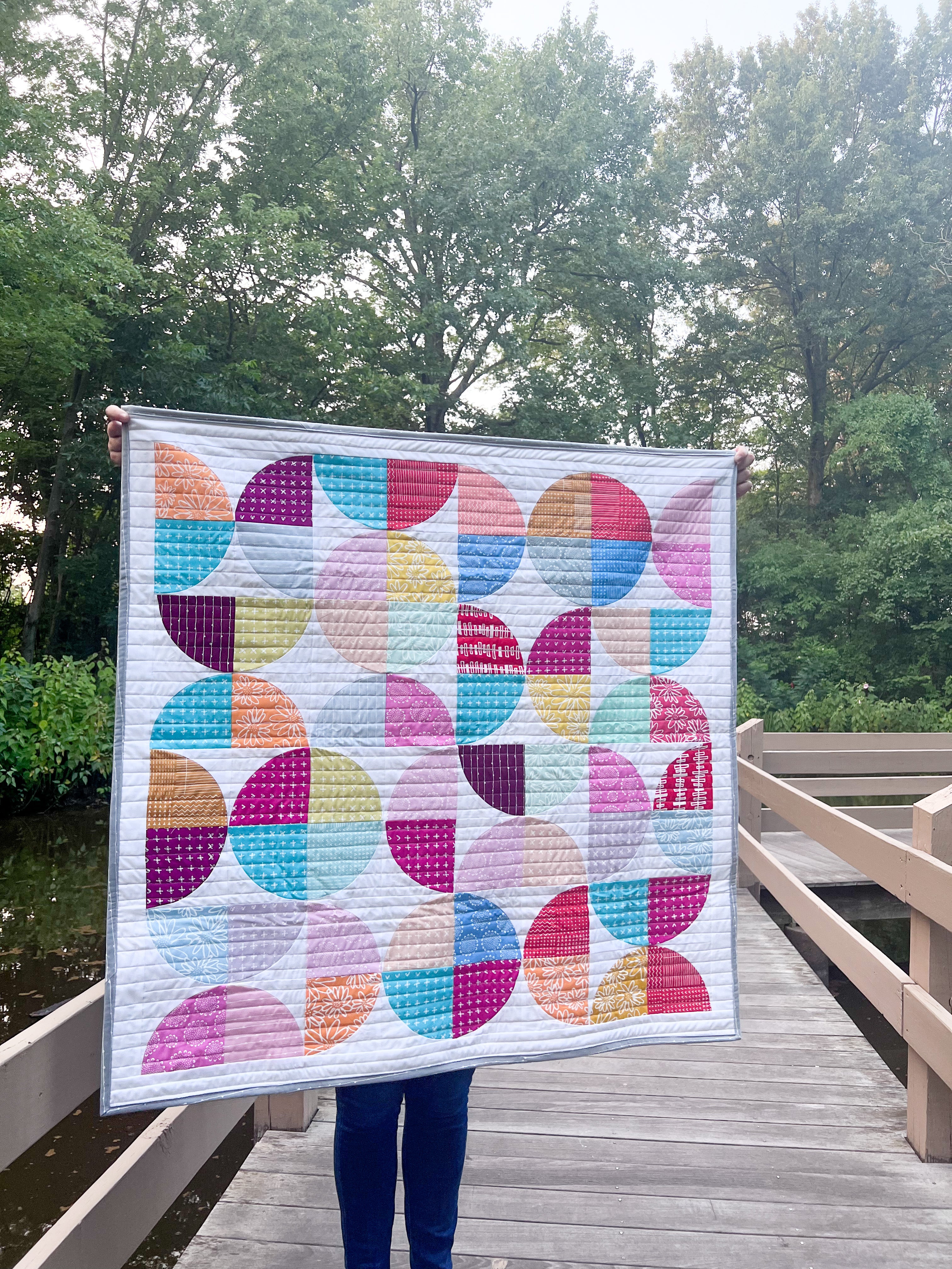 Reverie Quilt made by Jessica. A modern quilt design with curved piecing perfect for quilters of all levels, even beginners.