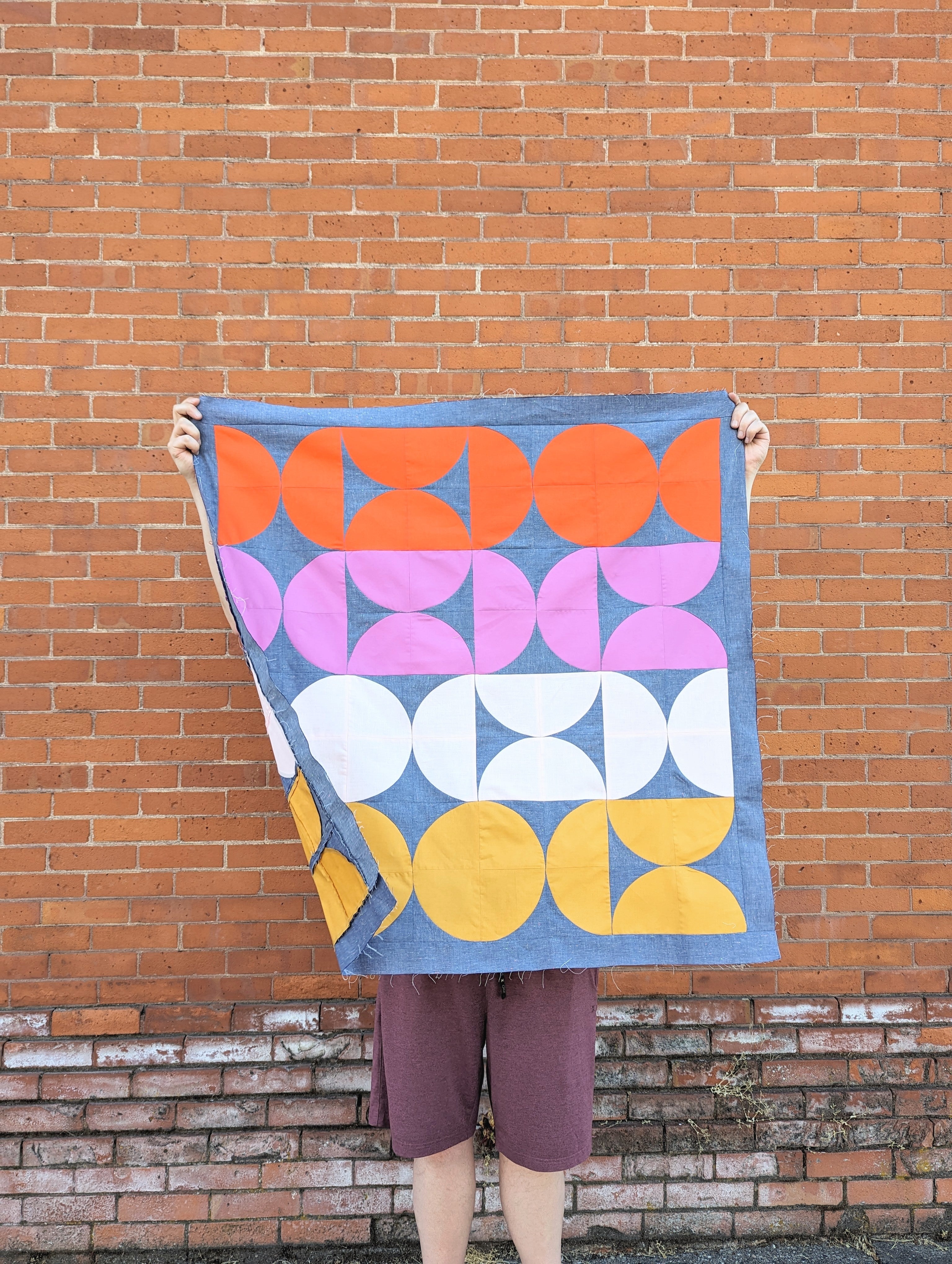 Reverie Quilt made by Maechen. A modern quilt design with curved piecing perfect for quilters of all levels, even beginners.