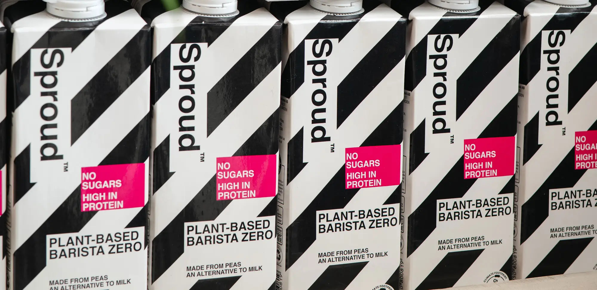Rzędy kartonów Sproud Barista Zero – roślinnego napoju z grochu bez cukru i wysokobiałkowego, stworzonego specjalnie dla baristów.