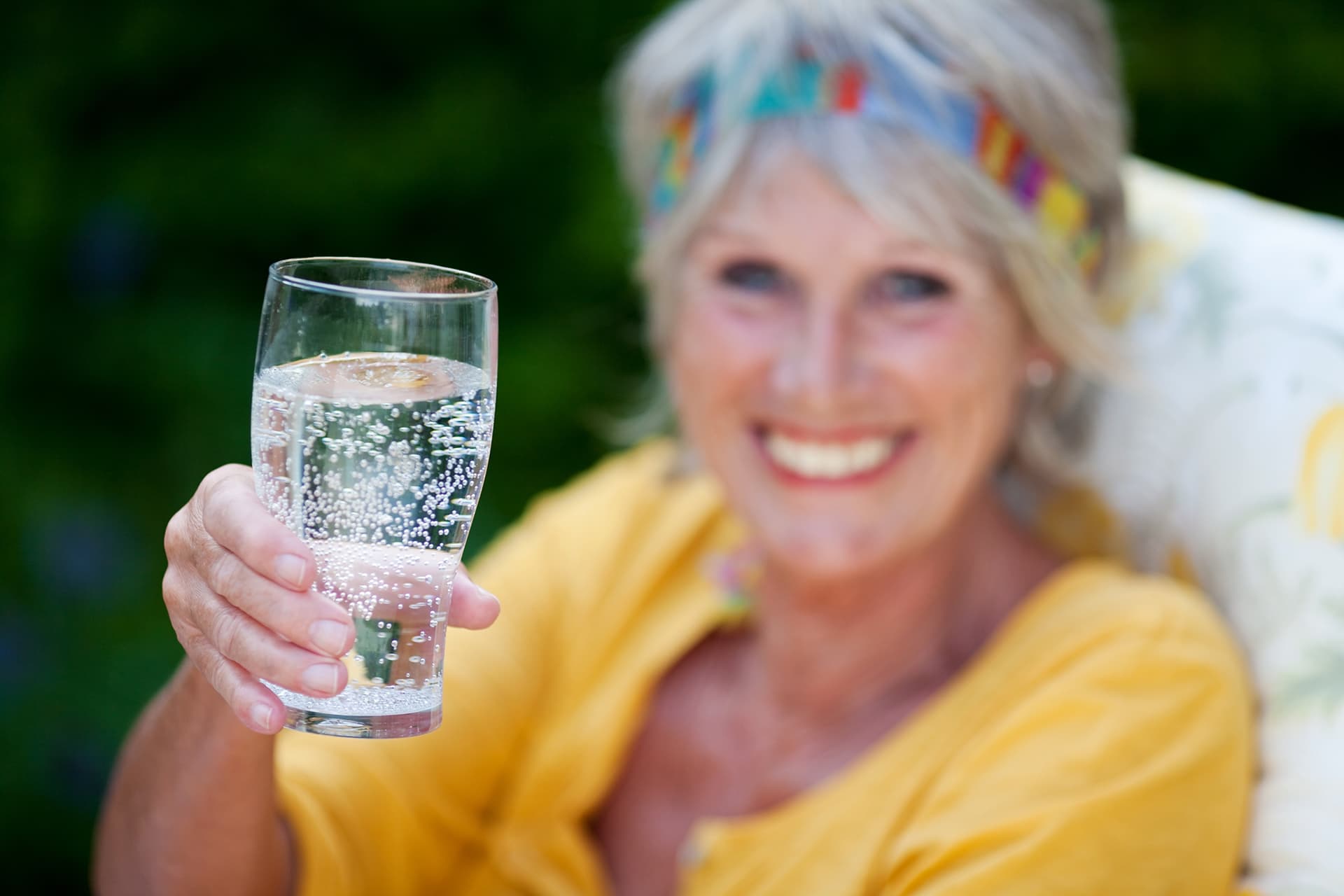 Пить воду пожилым. Питье у пожилых. Бабушка пьет воду. Питье воды в пожилом возрасте. Пожилая женщина пьет воду.