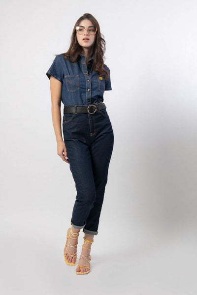 Chica con pantalones tipo skinny denim