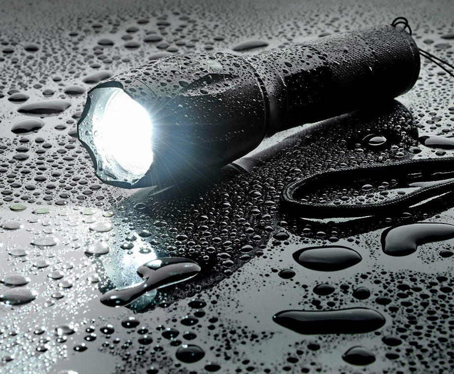 licentie Monteur Vervelend Militaire Zaklamp | 1 + 1 Gratis | Maxmagazineshop.nl – MAX Magazine Shop