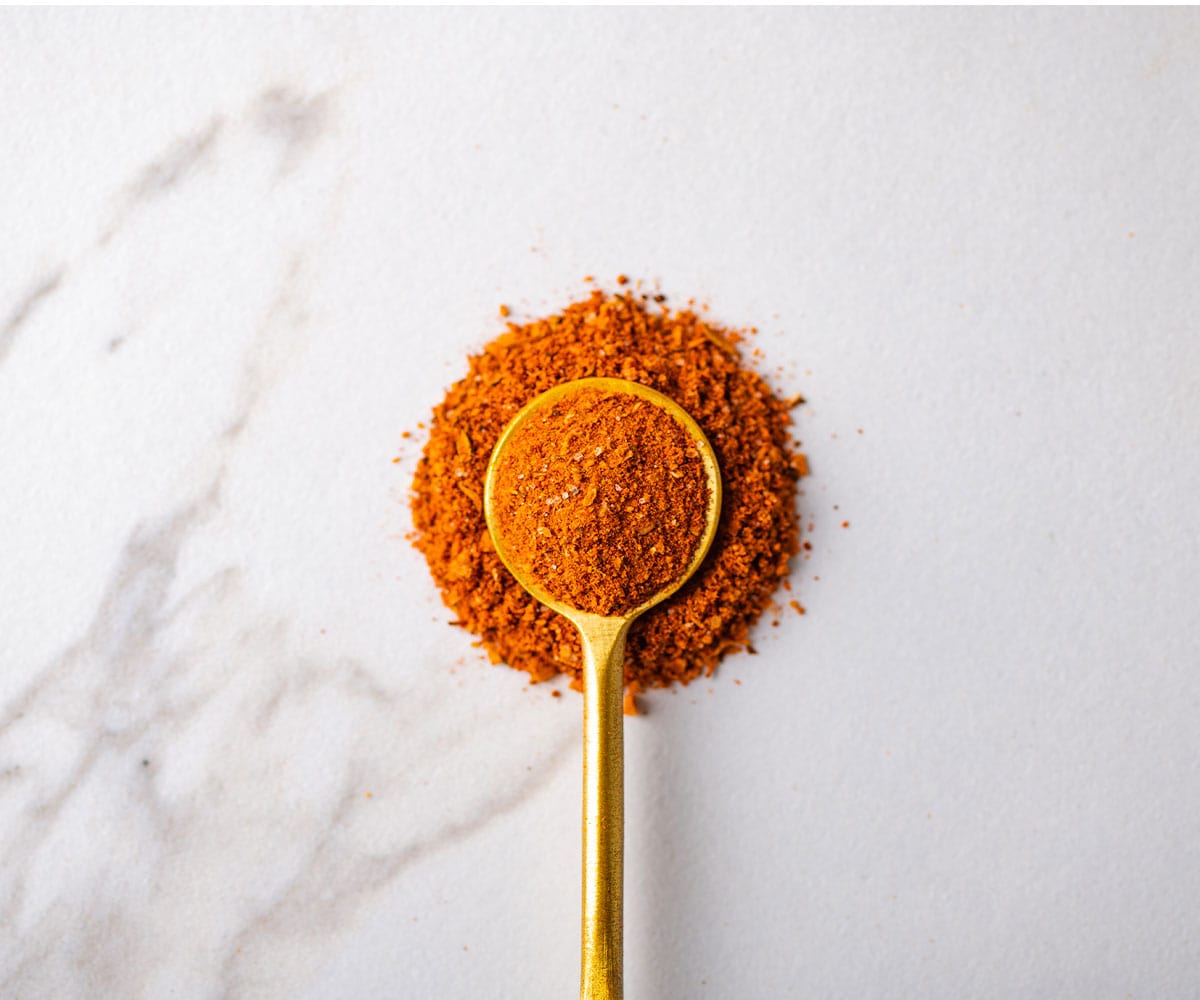 https://cdn.shopify.com/s/files/1/0564/3904/6331/products/national-hot-fried-chicken-spice_spoon_macro_1200x1000.jpg?v=1663232042