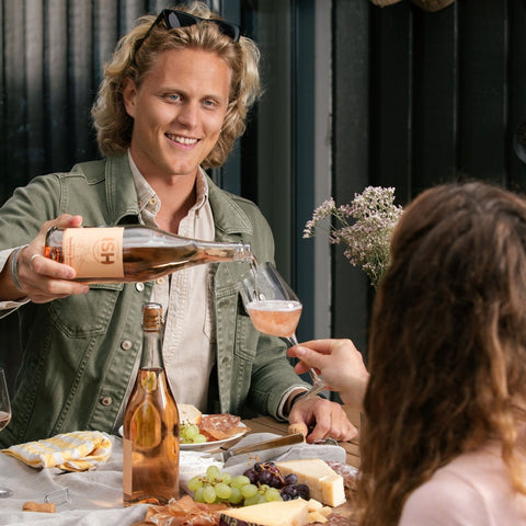 Eingeschenkt wird alkoholfreier prickelnder Rosé von ISH