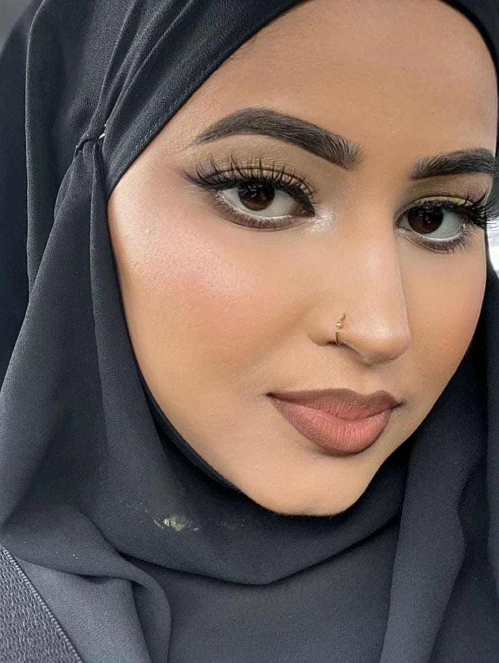 Dibs Beauty - Beatbyfari Wearing No Pressure Lip Liner - Shade 3