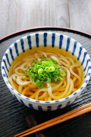 Thick wheat noodles harmonize with various broths and toppings in udon dishes