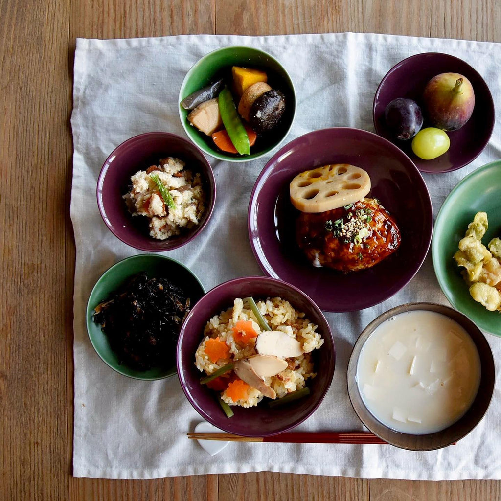 波佐見焼の食器（紫鳶色・濃いパープルと海松色・濃い緑色の組み合わせ）
