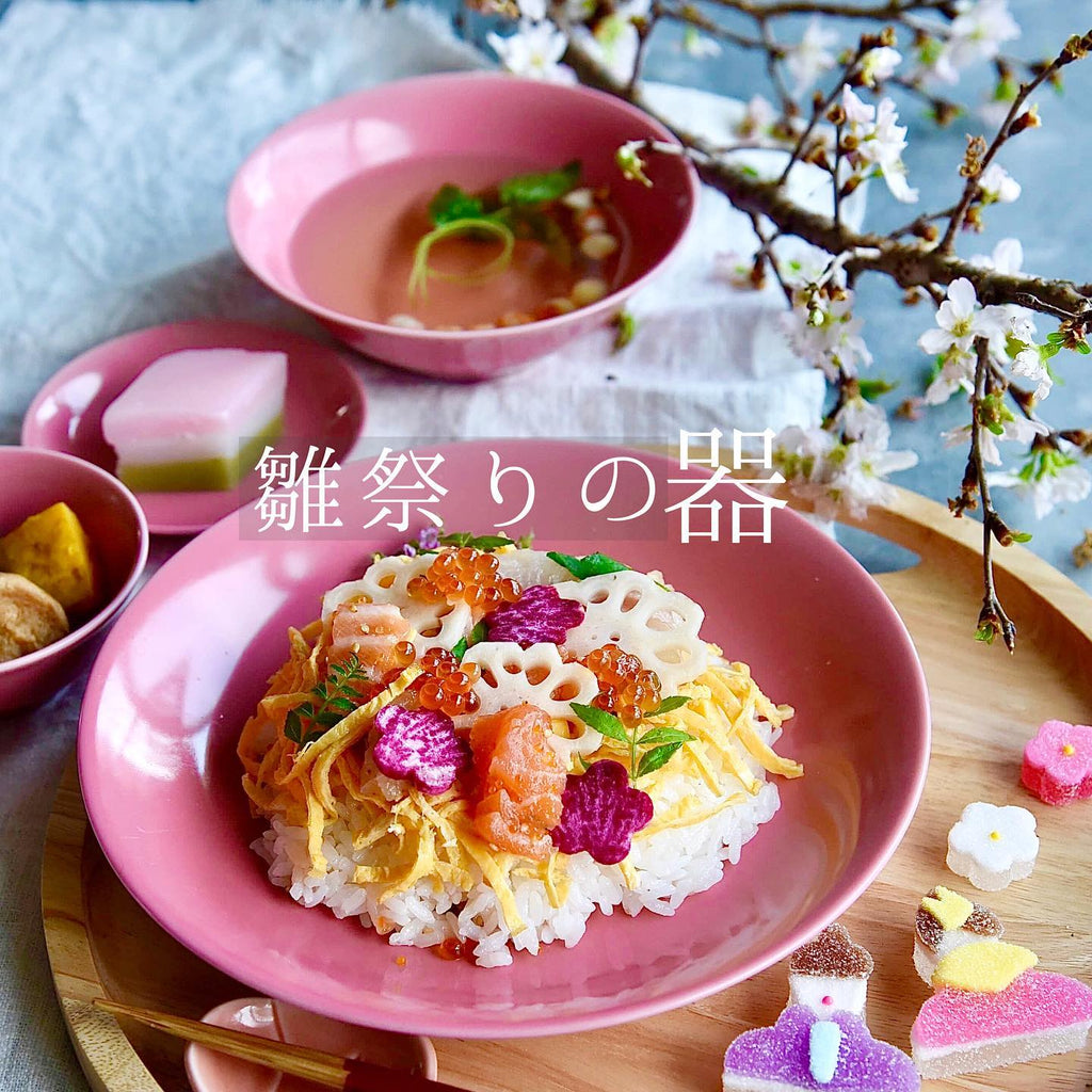 波佐見焼の大皿（一重梅色・ピンク）にチラシ寿司を載せて、雛祭りのテーブル。