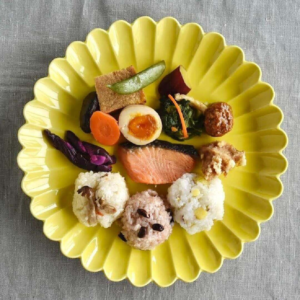 波佐見焼の菊型ワンプレート皿（黄蘗色・イエロー色）
