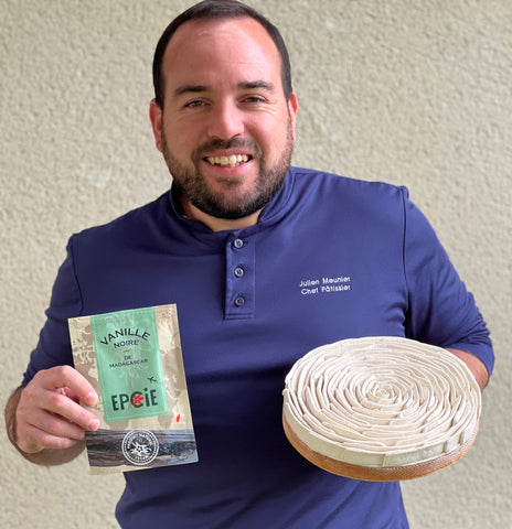 photo de profil de chef Julien Meunier avec son dessert à base de vanille de madagascar epcie