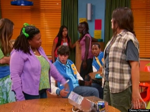 L. May aluminum lunchbox features on screen on Hannah montana episode