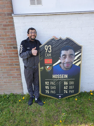 Hossein met zijn eigen fifa kaart