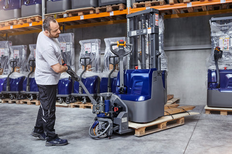 Elektrische palletwagen in gebruik