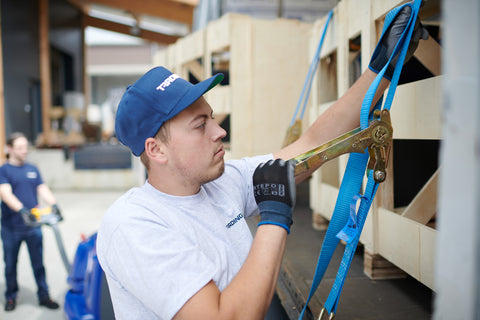 Lading vastzetten op vrachtwagens