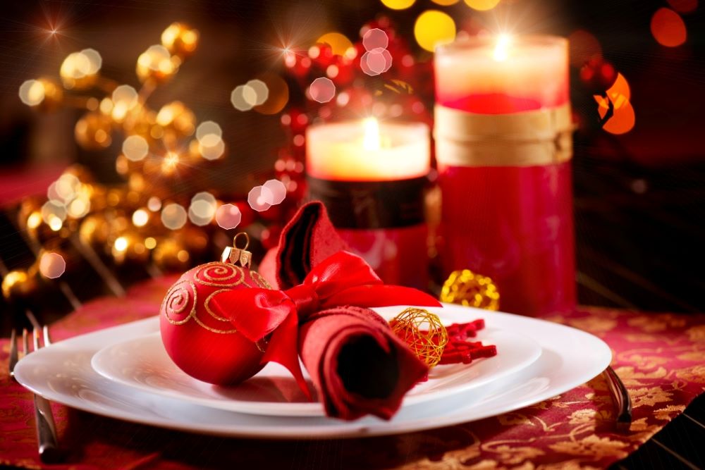 Immerse in the art of table setting with carefully selected textiles, enhancing the charm of your Christmas dinner.