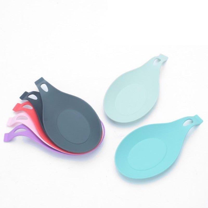 https://cdn.shopify.com/s/files/1/0564/6935/6723/products/silicone-spoon-shaped-utensil-holder-with-a-bendable-shape-pocoro-1.jpg?v=1677645816&width=900