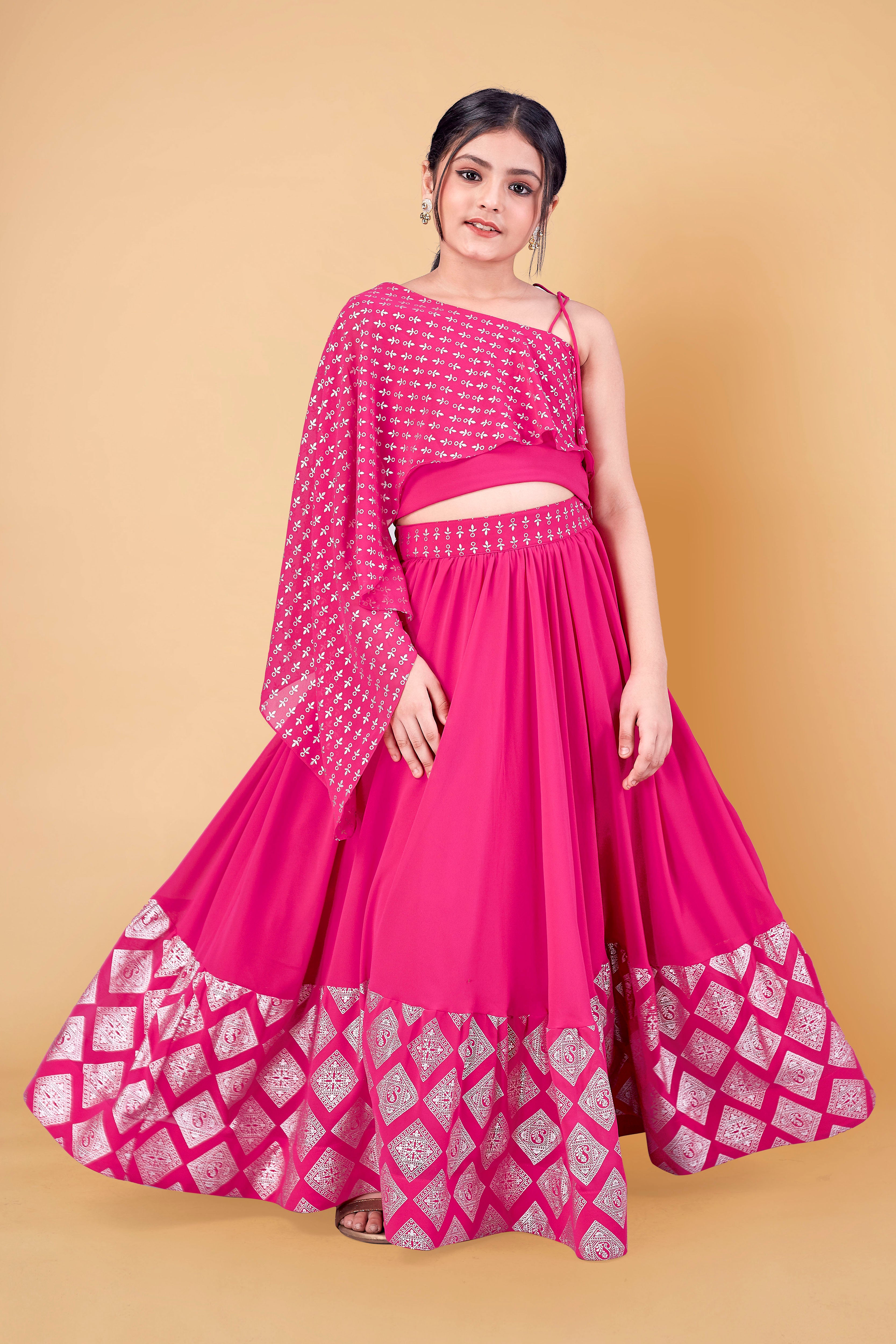 Mini lehenga for mehendi - convenient yet trendy! #wedzo #mehendi #henna  #ceremony #indianbride #bride #indianwedding #wedding #weddingdress  #mehendioutfit… | Mode