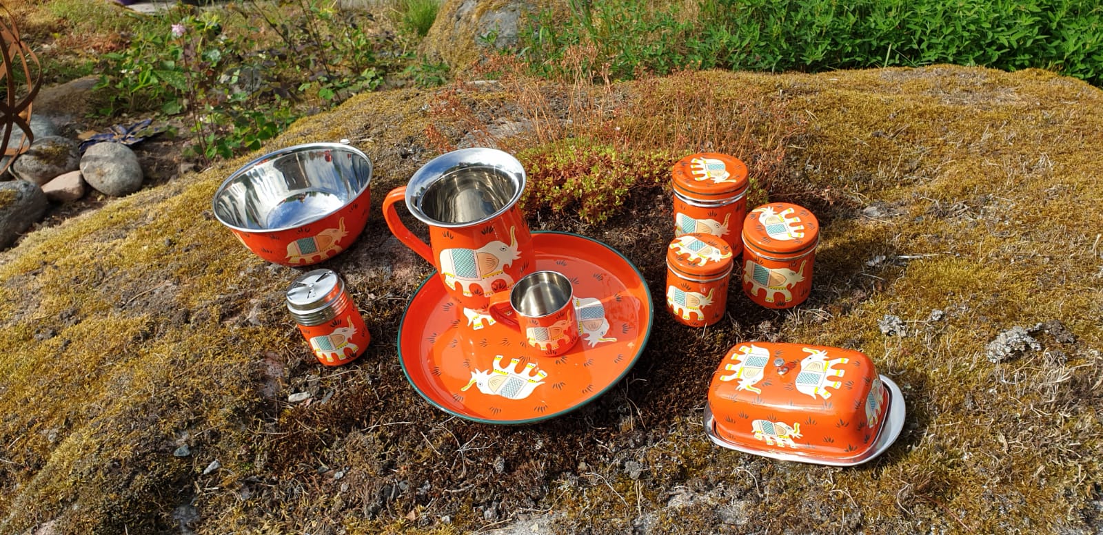 Handmålad metall bricka rund mellan