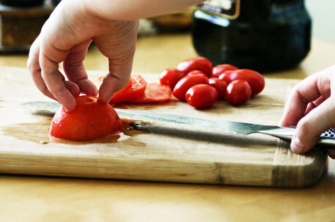 test knife sharpness via slicing a tomato