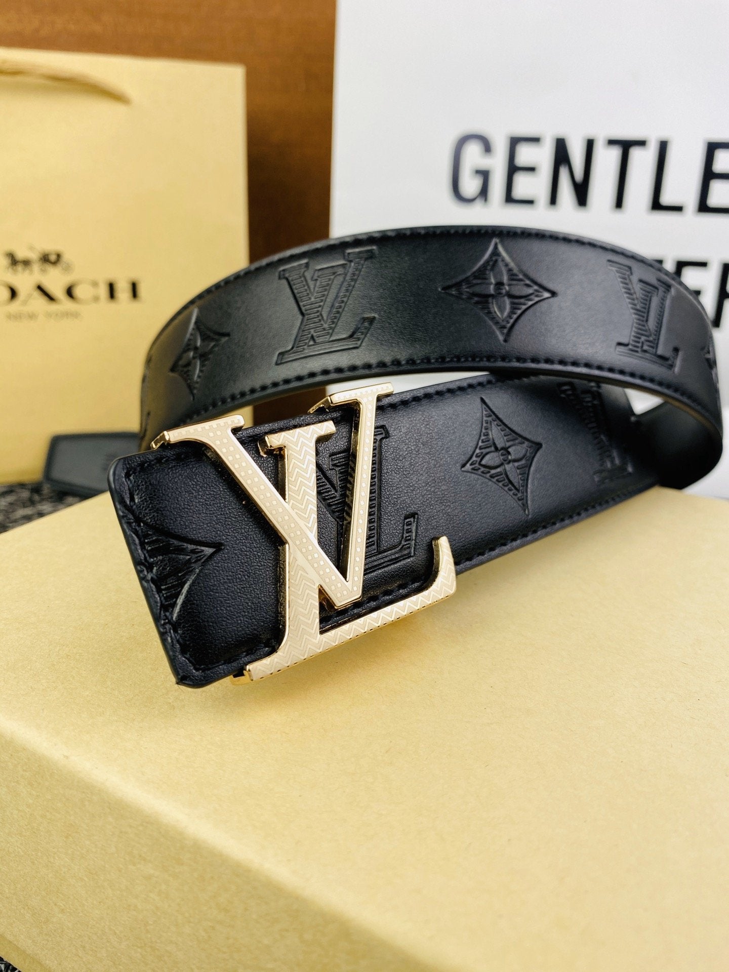 Louis Vuitton LV explosive letter boutique buckle fashion belt