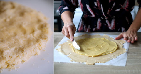 Comment ma pâte à tarte ne se casse pas et ne colle pas à la surface de travail ?