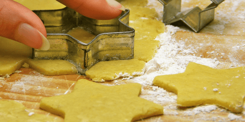 Un emporte-pièce en pâtisserie est un outil utilisé pour découper et décorer les pâtisseries.