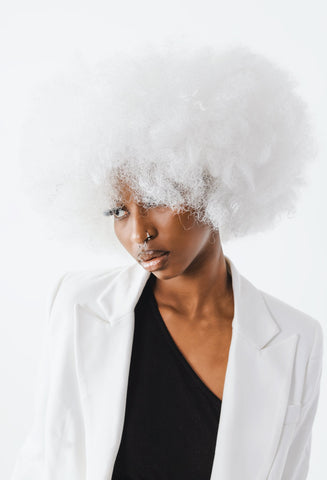 Model with unconventional hair