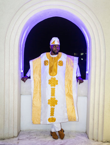 Homme en agbada blanc et or