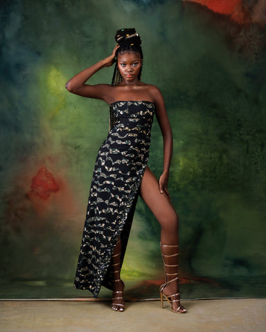 Modèle en robe textile africaine