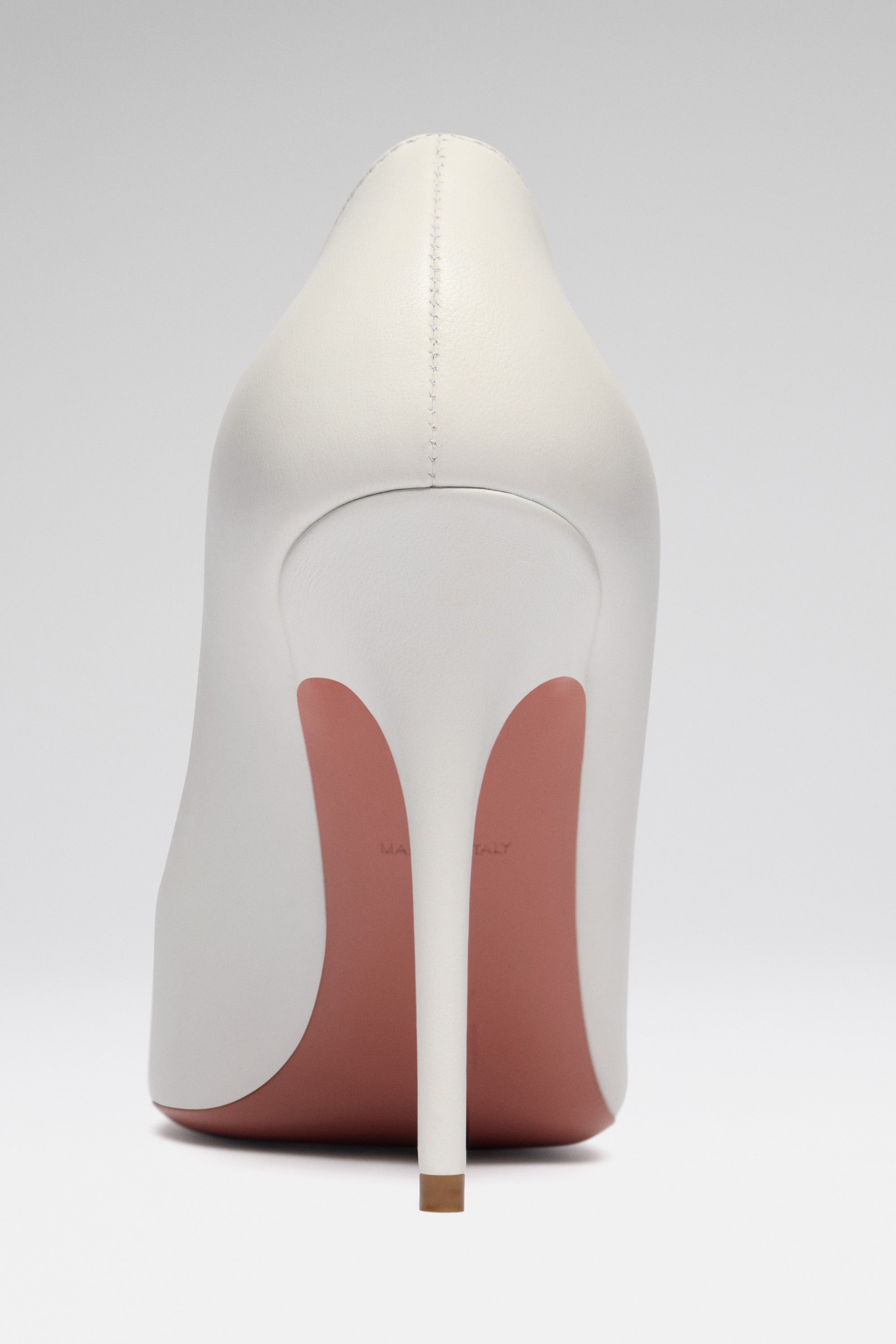 【関税込み】Amina Muaddi ホワイト Ami Pump ヒール Amina Muaddi White Ami Pump Heels | ModeSens