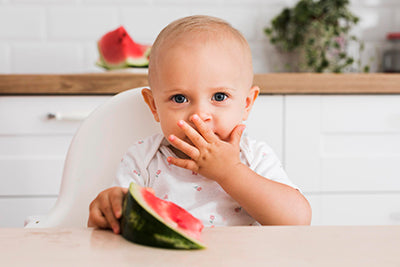 a qué edad pueden comer frutas los bebés