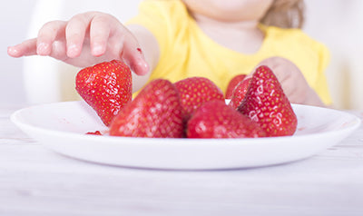 a qué edad pueden comer frutas los bebés