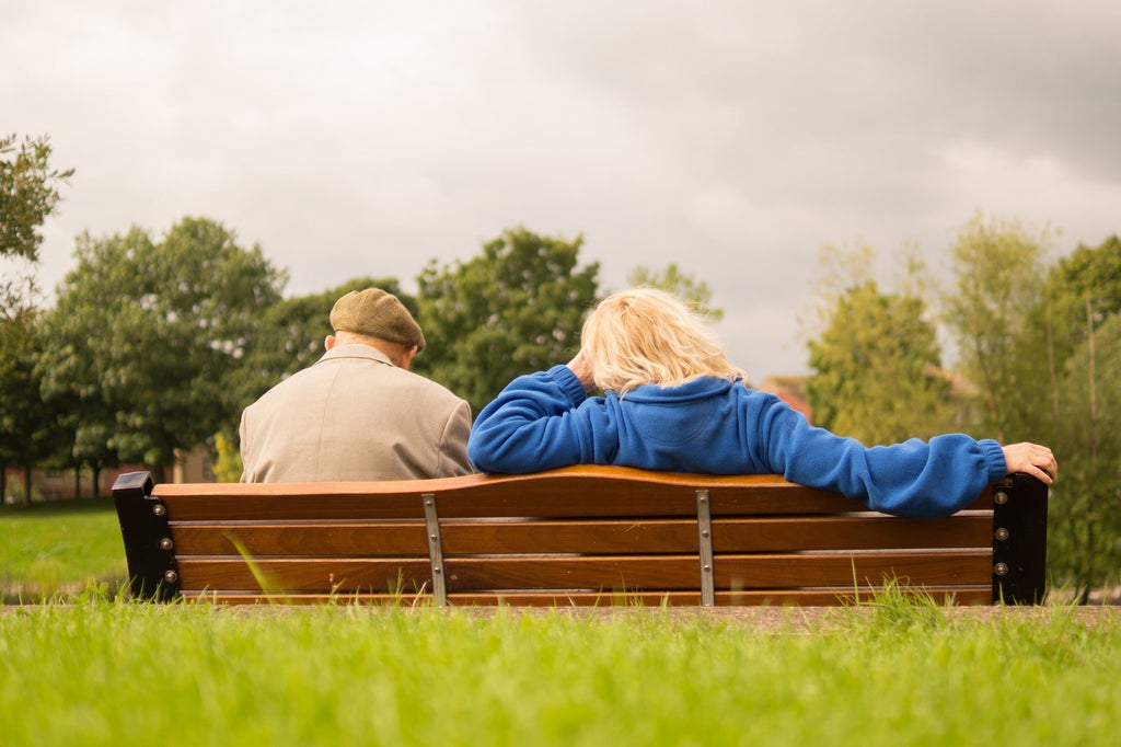 deux personnes assises sur un banc