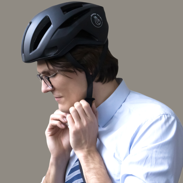 Mann trägt nachhaltigen Burner Helmet Black Ocean Fahrradhelm