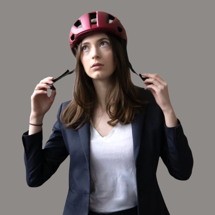 Frau trägt nachhaltiger Burner Helmet Red Ocean Fahrradhelm