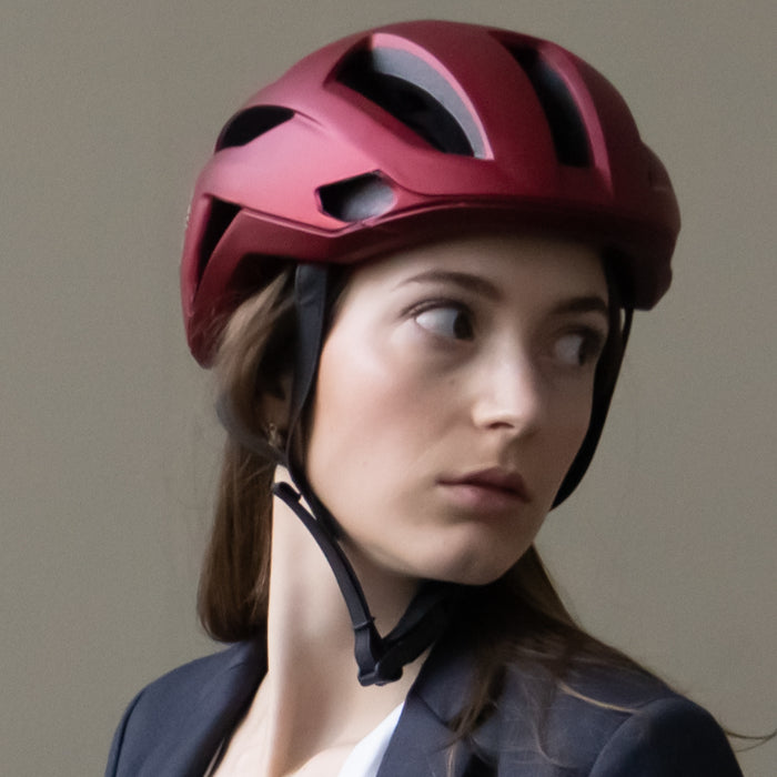 Frau trägt nachhaltigen Burner Helmet Red Ocean Fahrradhelm