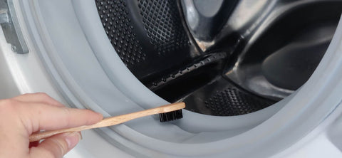 COMMENT NETTOYER SA MACHINE À LAVER AVEC UNE BROSSE À DENTS ? – MAISON  PLOUF PARIS