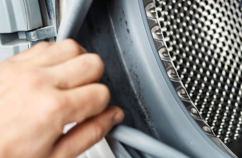 COMMENT NETTOYER SA MACHINE À LAVER AVEC UNE BROSSE À DENTS ? – MAISON  PLOUF PARIS