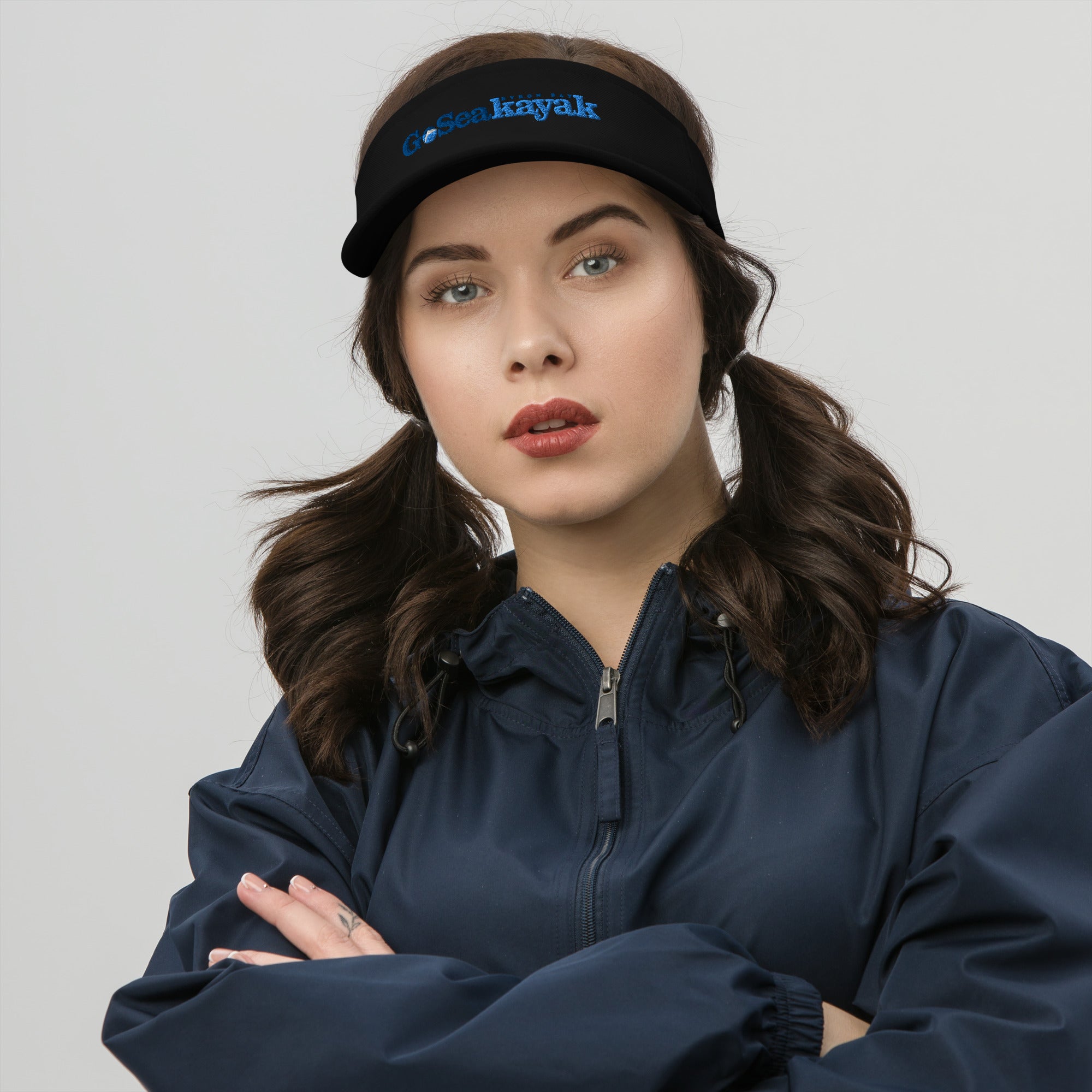 https://cdn.shopify.com/s/files/1/0565/0363/2065/files/visor-black-front-64b1f99db3989.jpg?v=1689570489