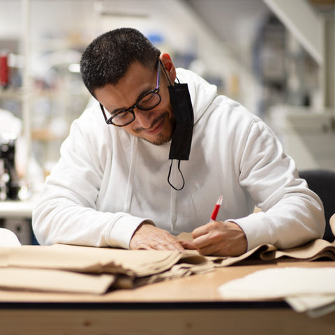 Thomas, au travail dans l'atelier Dao lors du dernier confinnement