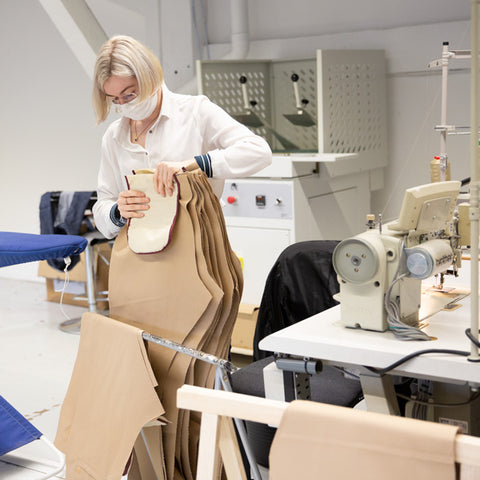 Une couturière en pleine fabrication de chino à l'atelier Dao