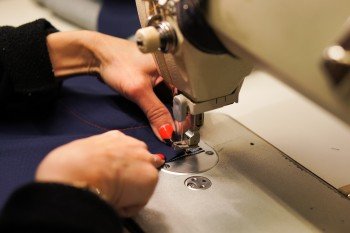 Une de nos couturières en train de fabriquer un jeans dans notre atelier